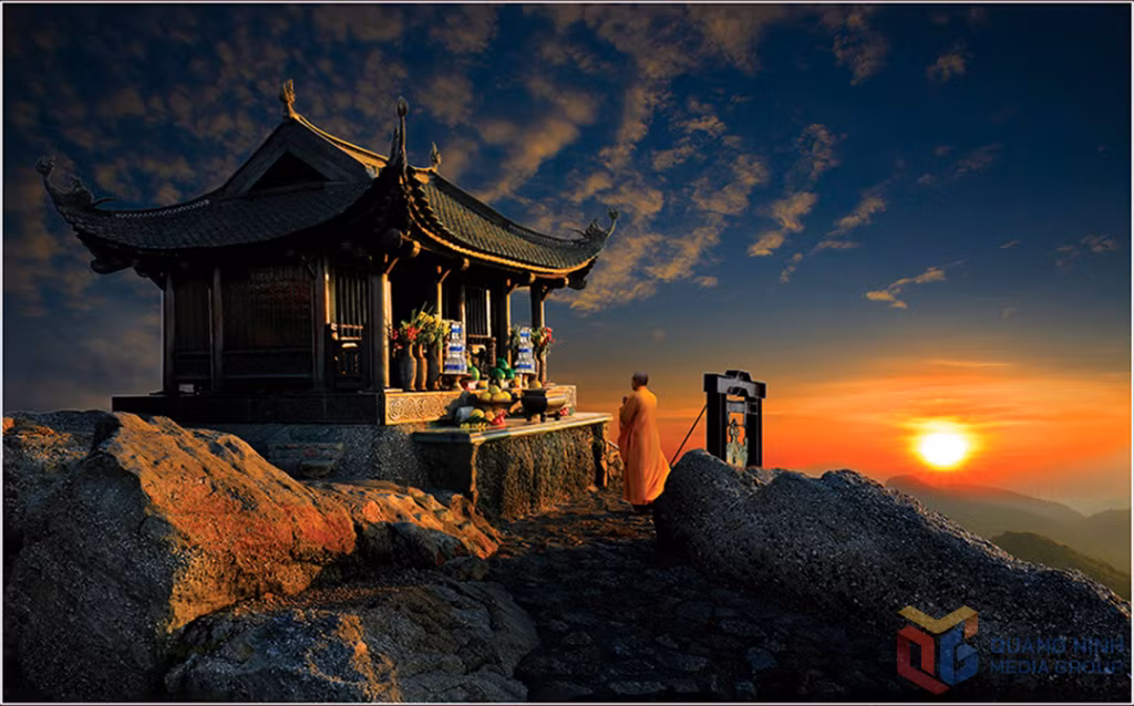 Bình minh trên chùa Đồng.