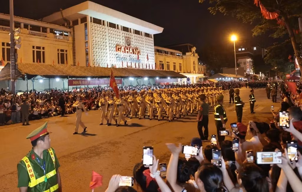 Parade march through the streets of Hà Nội on August 24 evening.