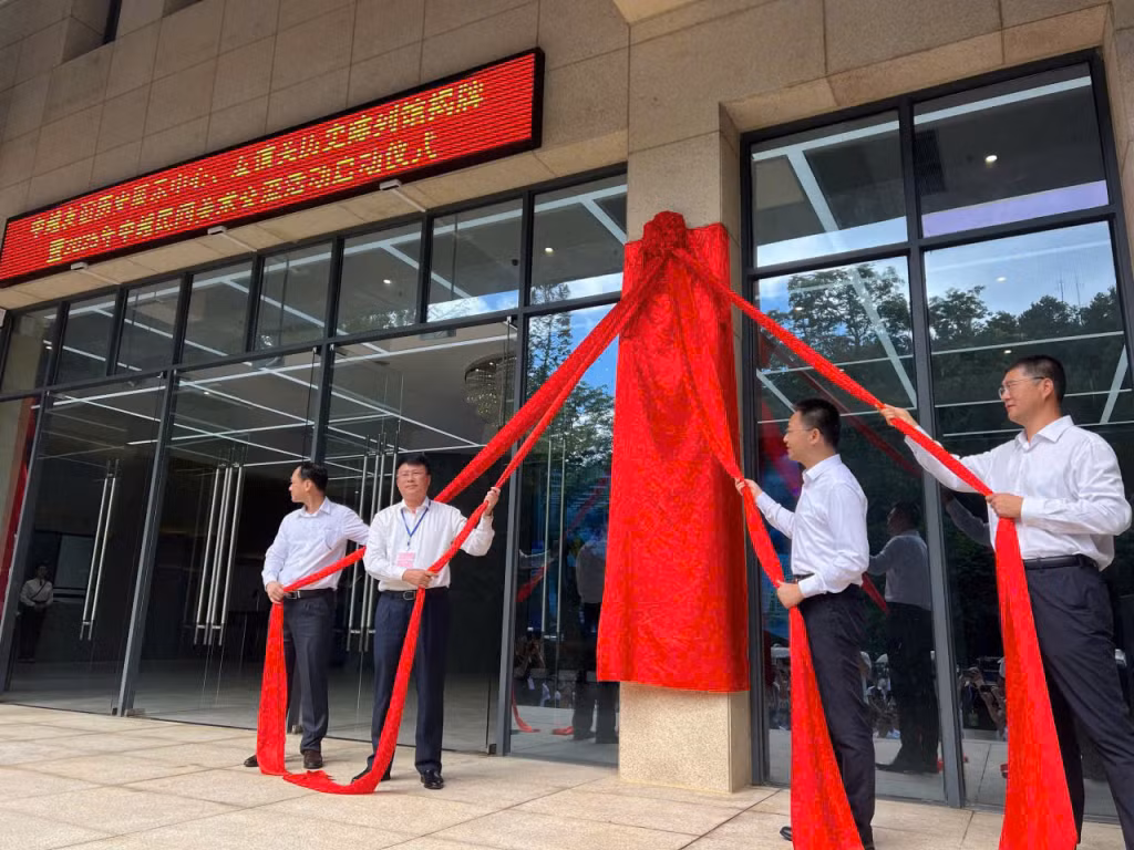 Deputy Director of Quảng Ninh’s Department of Culture, Sports and Tourism, Nguyen Ngoc Son, attended the plaque-unveiling ceremony of the Huu Nghi Quan historical exhibition hall and the launch of the Vietnam-China folk art exchange. (Photo courtesy of the delegation).