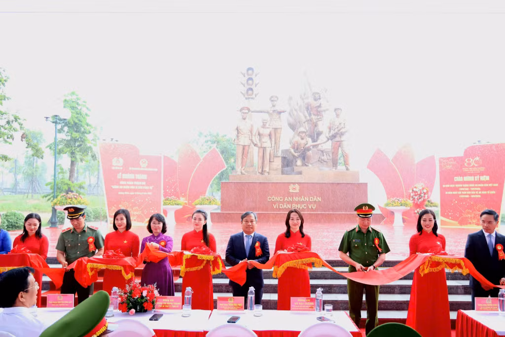 Delegates cut the ribbon to inaugurate the monument.