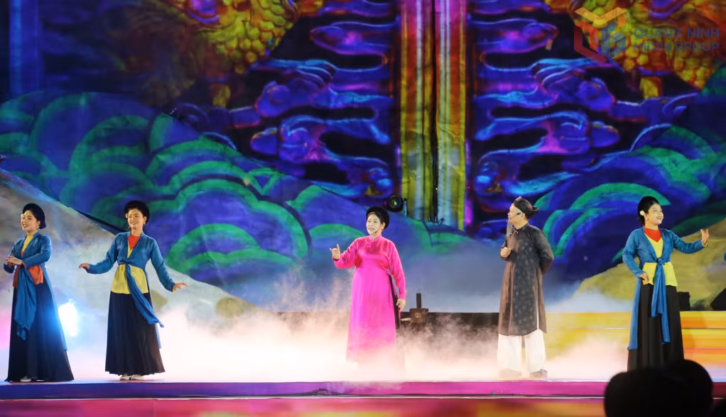 The performance “Muon Dan Huong Phap” blended xam and cheo, creating a distinctive musical expression.