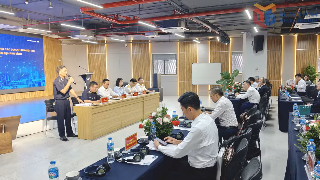 Representatives of provincial departments and agencies engage in dialogue to address difficulties and bottlenecks faced by FDI enterprises.