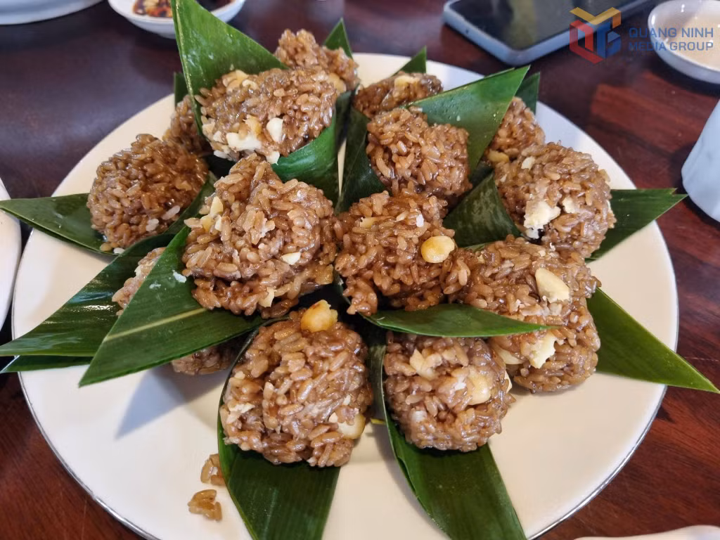 Tea-infused sticky rice is soft and fragrant.