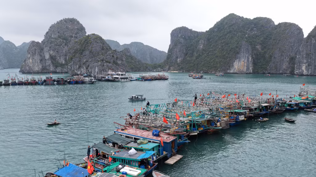 Local fishermen sailed their fishing boats to Dau Be Island to make offerings at Ba Men Temple.