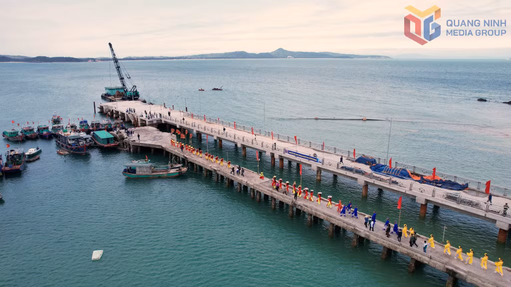 The procession stretched along the route to the pier, symbolising a spiritual journey from sacred space to the open sea, reflecting the community’s trust in nature and the ocean.