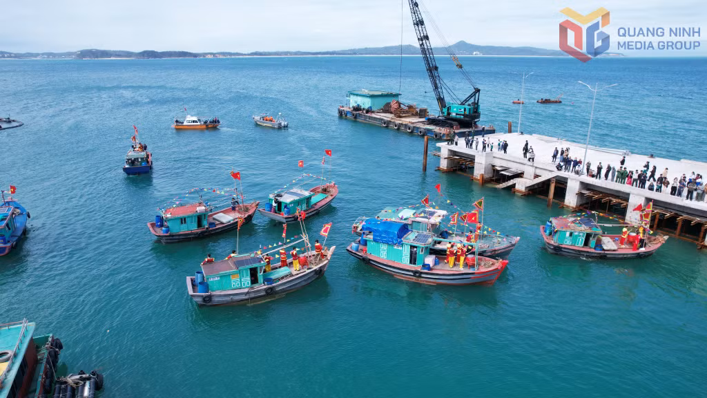 Immediately afterwards, a symbolic boat departure ceremony was held, marking the start of a new fishing cycle.