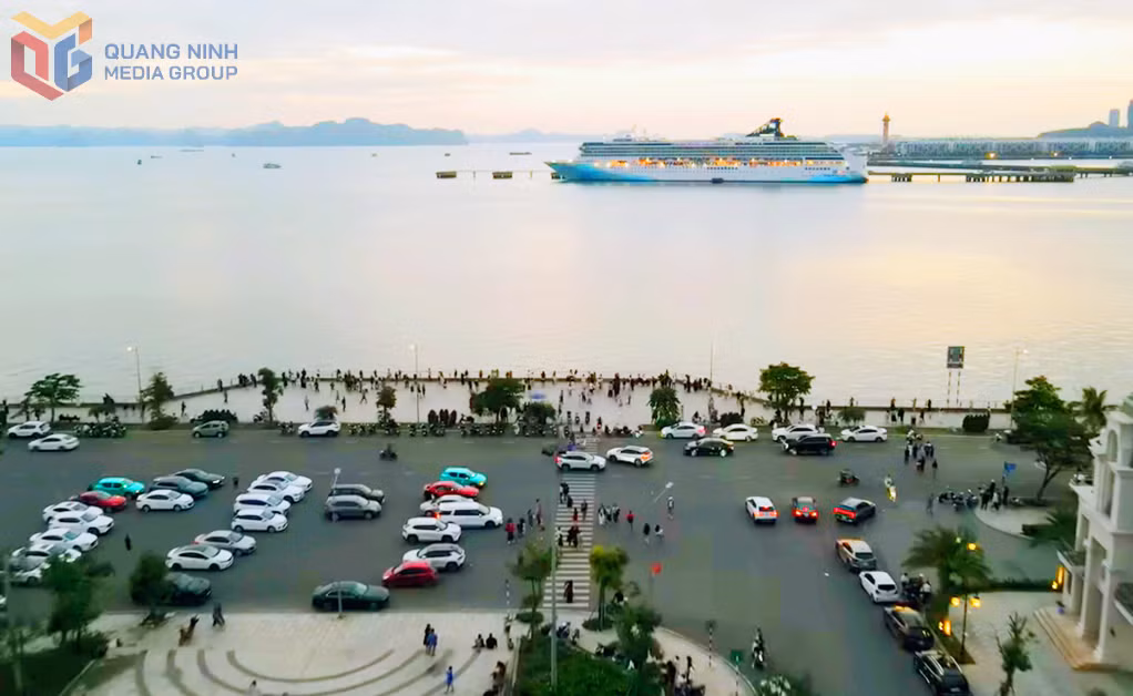 Photo spots featuring international cruise ships are popular among visitors, especially young travelers.