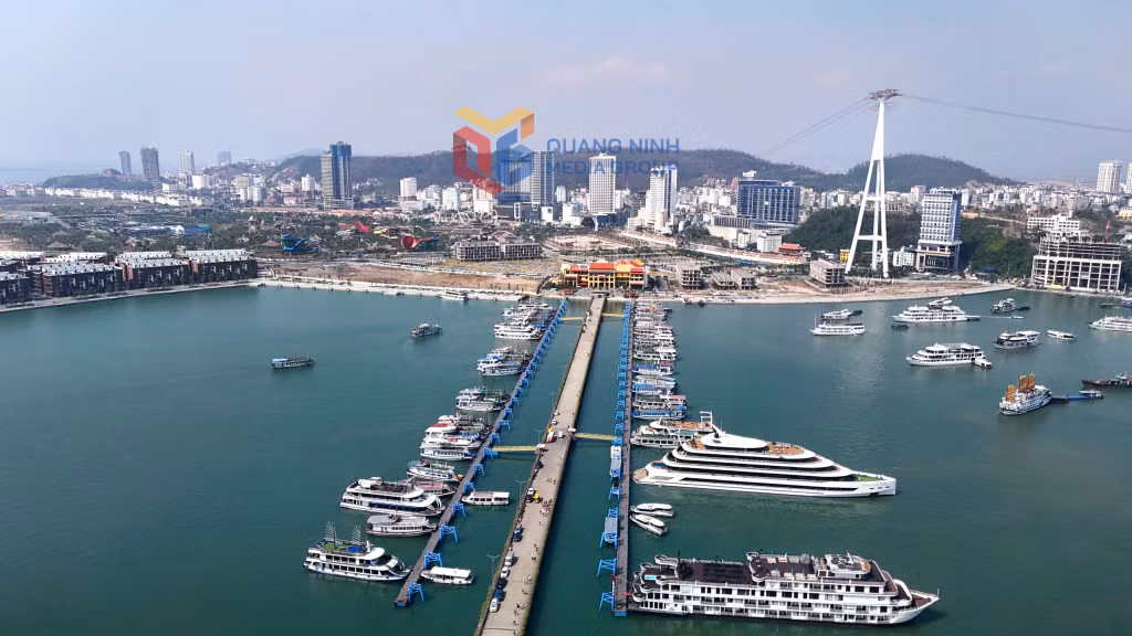 Synchronous port infrastructure and well-developed facilities have contributed to the vibrant atmosphere of Ha Long Bay - the World Natural Heritage Site. Sustained appeal and visitor confidence in a friendly and attractive destination continue to reinforce the bay’s position as one of Vietnam’s leading international tourism centres.