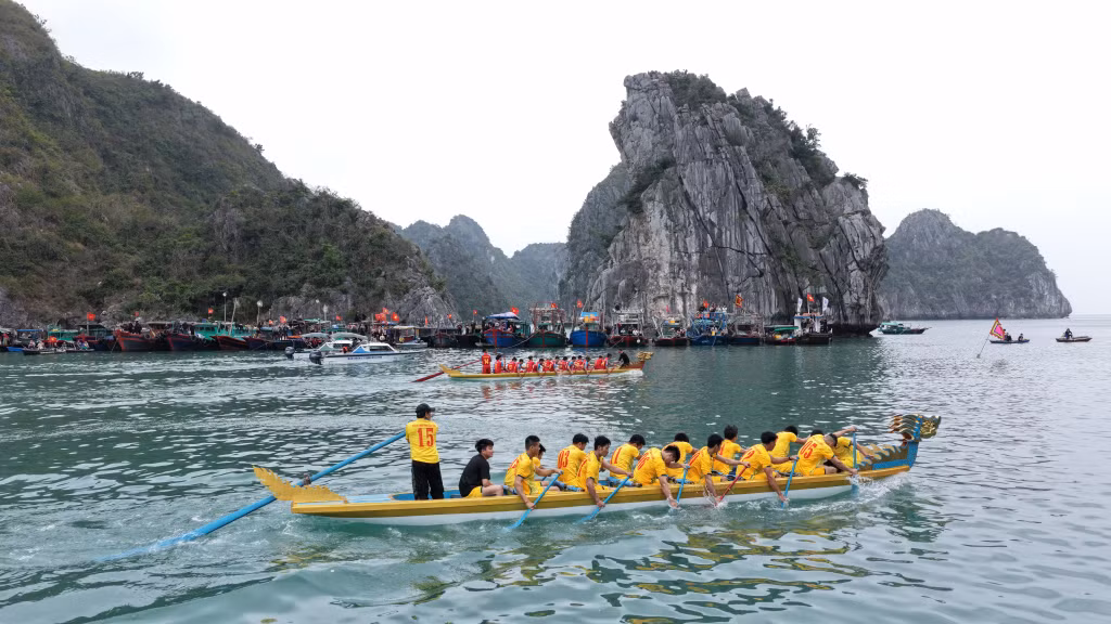Two teams competed in a traditional boat racing in the waters surrounding Dau Be Island.