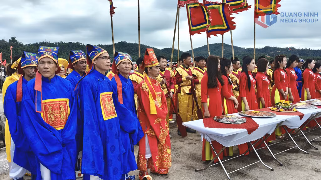 At the pier, offerings were presented to Nam Hai Dai Vuong, followed by the Nghinh Than ritual to pray for favourable weather and abundant catches in the new fishing season.