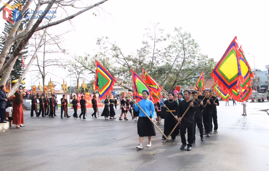 The traditional royal ordination procession at the Luc Na Communal House Festival.