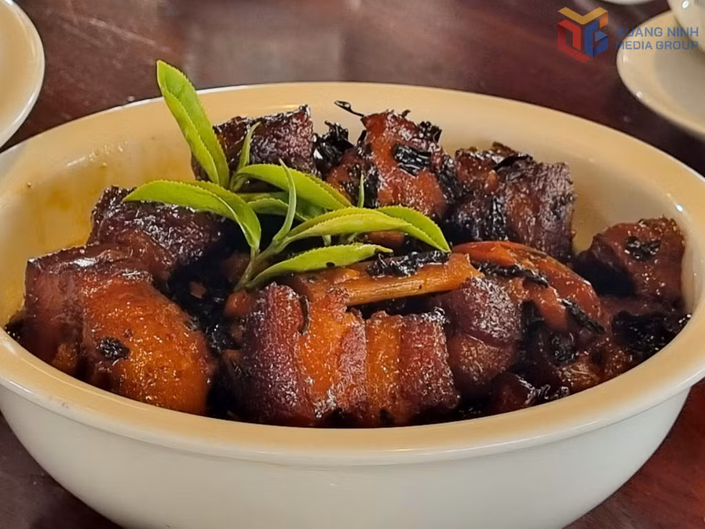 Braised pork with black tea is rich and tender.
