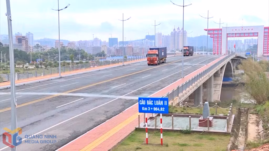 The cargo control lane at Dongxing – Mong Cai border gate (Bac Luan II Bridge area).