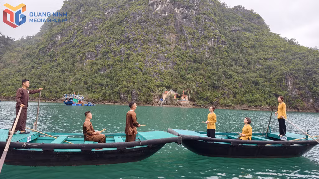 After a period of interruption, traditional love duet singing at Cua Van Fishing Village has resumed to serve visitors