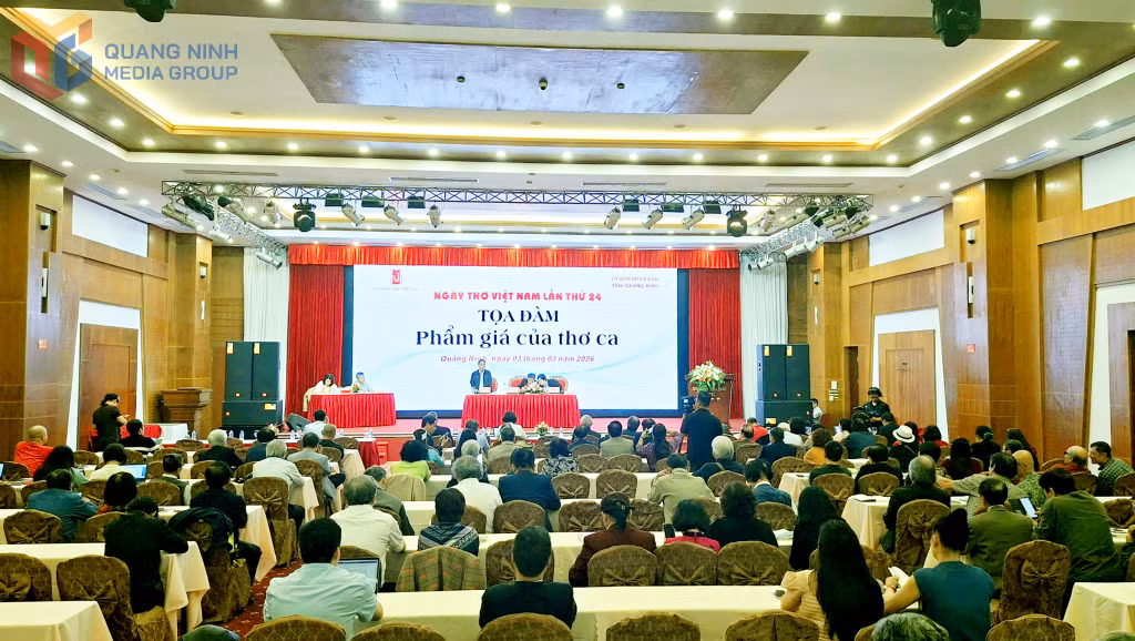 The seminar “The Dignity of Poetry” draws numerous poets and poetry lovers.