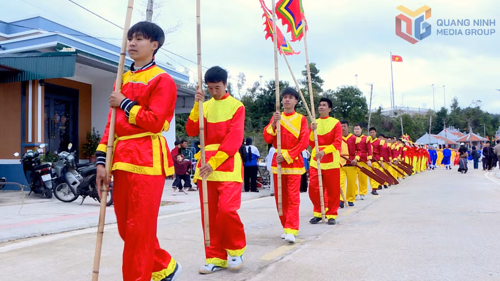 After the ceremony at the shrine, participants joined a procession from the shrine to Thanh Lan Pier. Leading the procession were young men carrying ceremonial flags and oars.