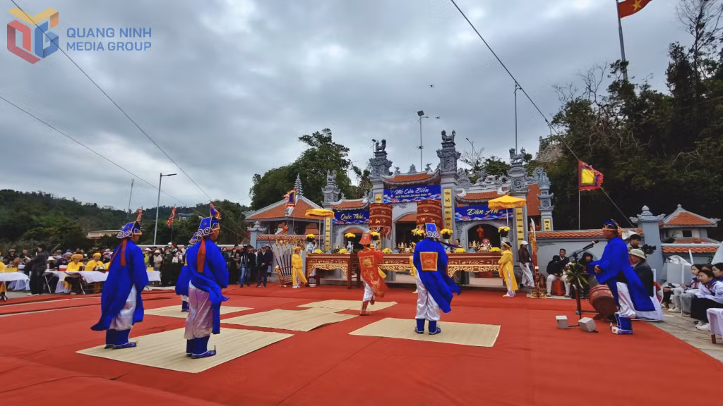 The traditional rites conducted at the shrine’s gate have been preserved and passed down through generations.
