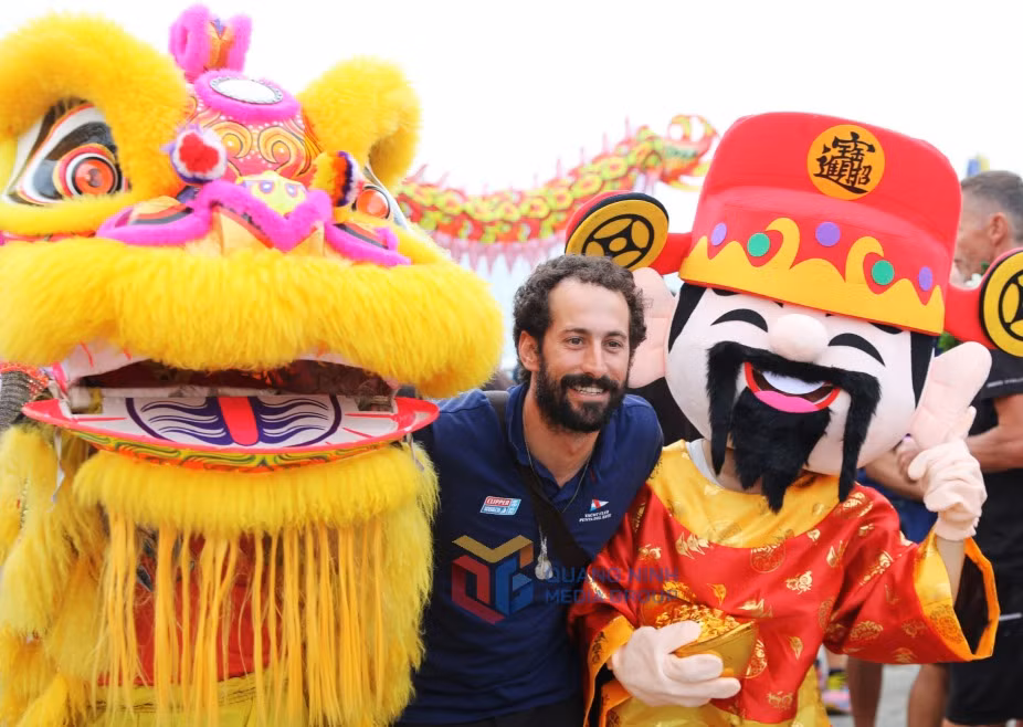 Race Crew have been officially welcomed to Ha Long Bay International Cruising Port with a traditional Welcome Ceremony - complete with lion dance, confetti cannons, VIPs and lots of flower gifting.