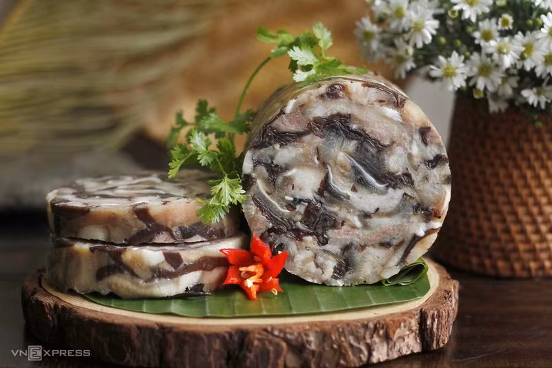 Pork head roll: A delicacy in the Tet food tray (Photo: VnExpress)