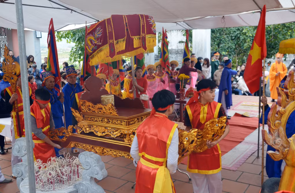 Các thanh niên hạ kiệu Long đình khi đoàn rước đến đình Ngọc Vừng để thực hiện lễ tế thần.