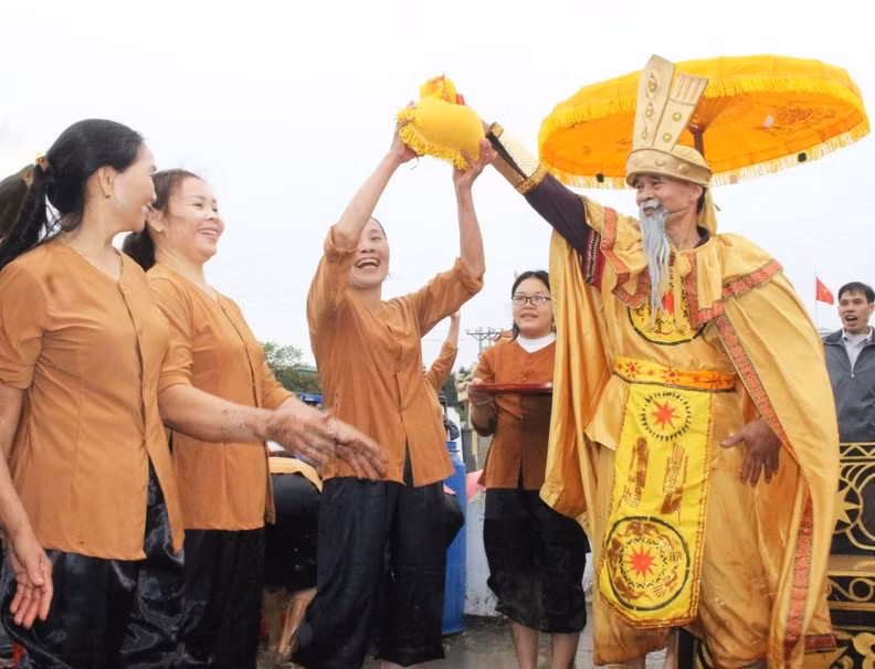 The festival of the Hung Kings’ teachings on rice cultivation is organised with the participation of two teams. The winning team is awarded with a gift to encourage people to maintain wet rice cultivation.