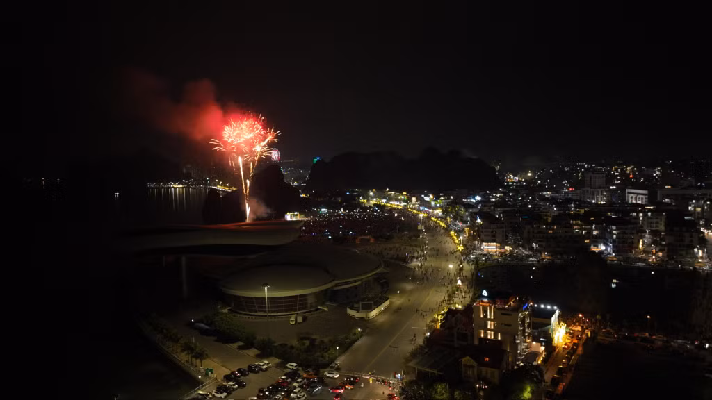 Quang Ninh province hosts fireworks displays at 16 different locations on Lunar New Year's Eve, aiming to bring festive joy to the residents during the Lunar New Year celebrations.