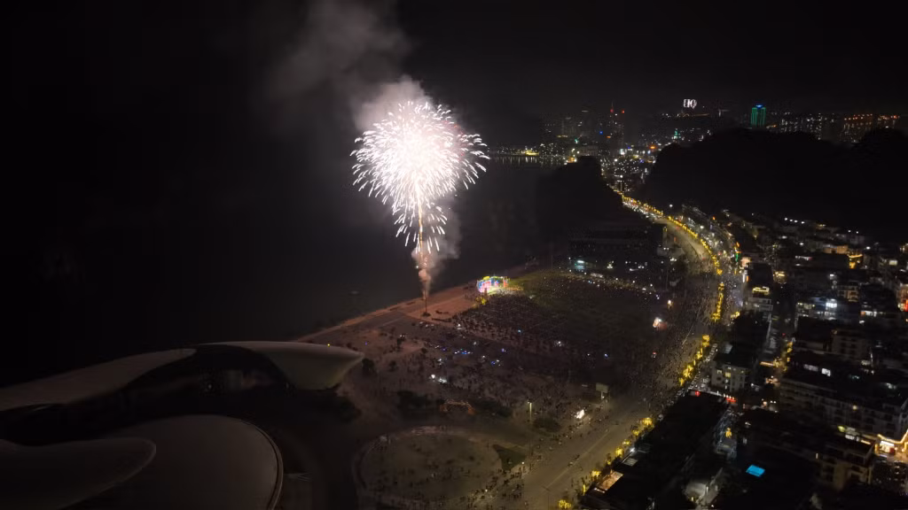 Quang Ninh welcomes a lunar new year with fireworks ảnh 5