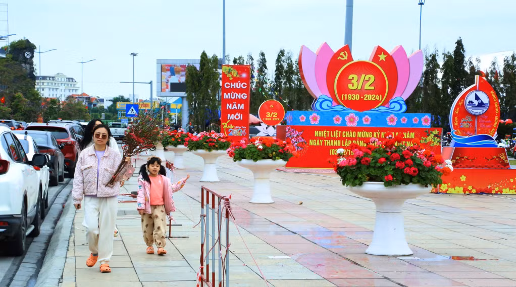 Ha Long residents joyfully visit Tet flower fair.
