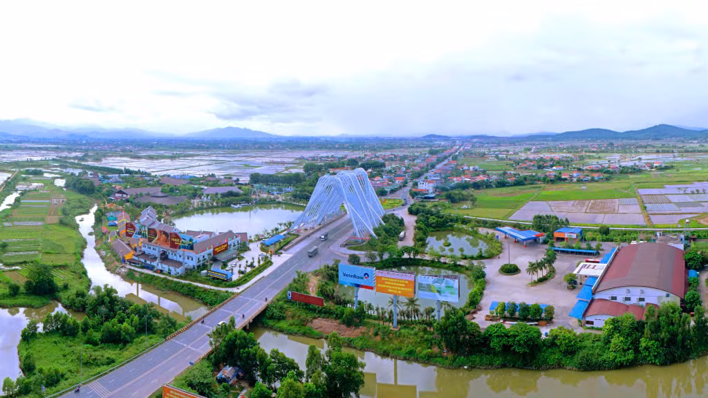 Dong Trieu city has been established from the former Dong Trieu town, becoming the fifth city in Quang Ninh province.