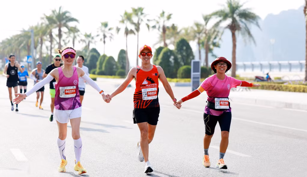 Over 13,500 athletes compete in Halong Bay Heritage Marathon 2024 ảnh 4 faf
