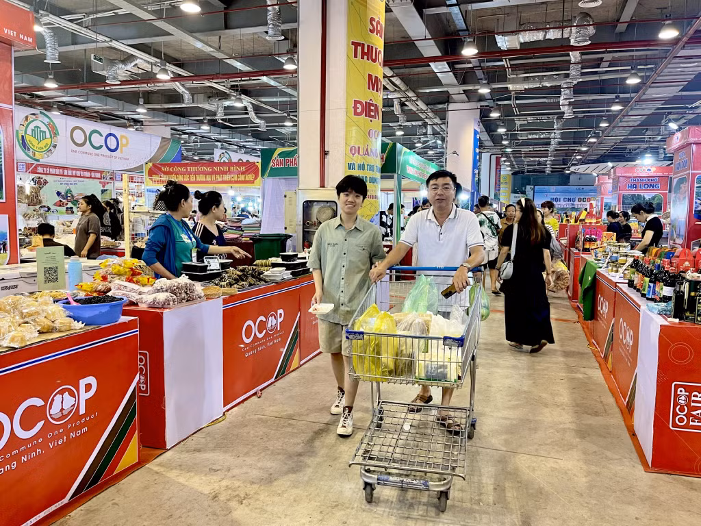 Local people and tourists visited the Northeast Region OCOP Fair - Quang Ninh held in September 2024.