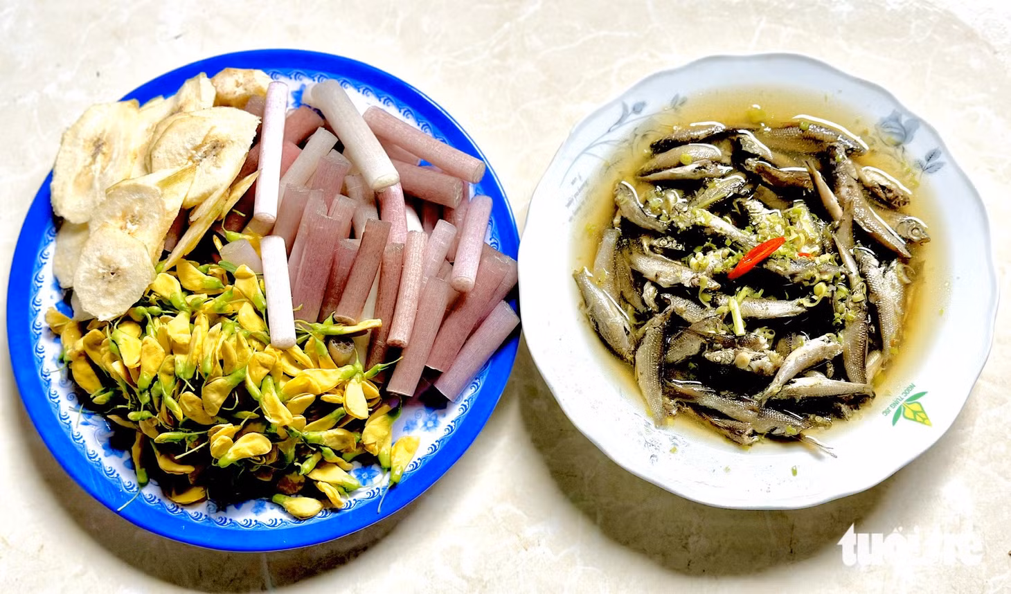 Lightly braised 'linh' fish (Siamese mud carp) is served with water lilies, sesbania sesban, and green bananas. Photo: Dang Tuyet / Tuoi Tre