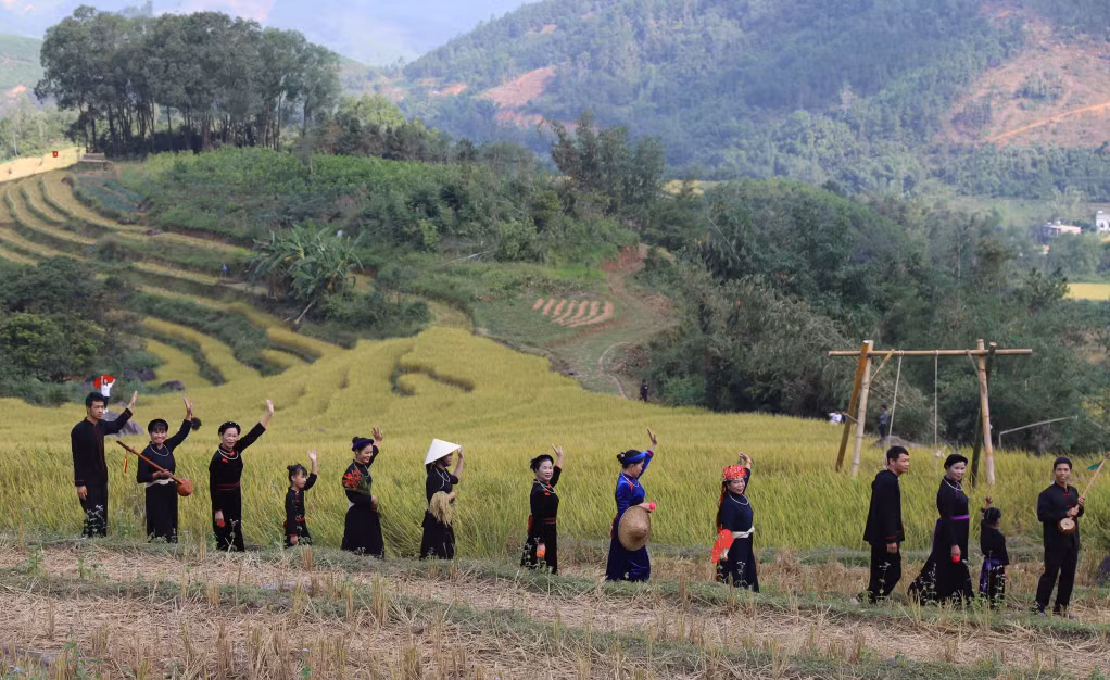 The Tay people of Binh Lieu have very simple costumes yet possess pure beauty, the main color is indigo black.