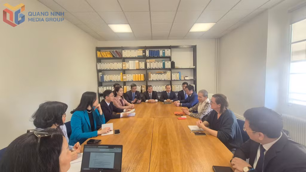 The Vietnamese delegation held a working session with the Director-General of ICOMOS.