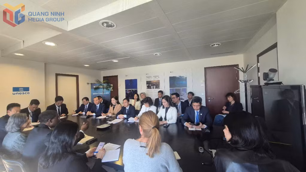 Ms. Nguyen Thi Hanh, Vice Chairwoman of the Quang Ninh Provincial People's Committee, together with the Vietnamese delegation, held a working session with the Director of the World Heritage Centre.