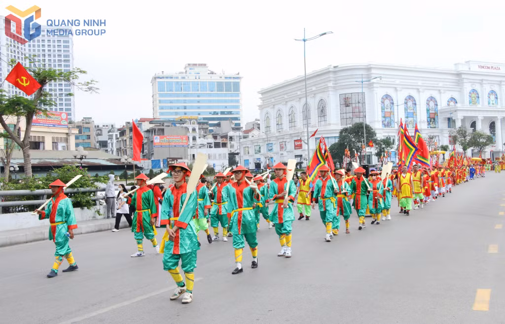 Đoàn rước khởi hành từ Đền Đức Ông Trần Quốc Nghiễn đi qua đường Lê Thánh Tông, khu vực vòng xoay Cột đồng hồ, cầu Bài Thơ rồi trở lại Đền.
