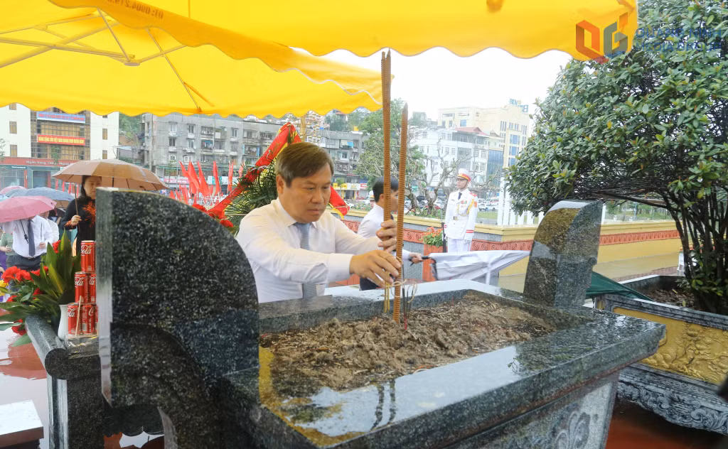Đồng chí Vũ Đại Thắng, Ủy viên Trung ương Đảng, Bí thư Tỉnh ủy, Trưởng Đoàn ĐBQH tỉnh, dâng hương tưởng niệm các anh hùng liệt sĩ.