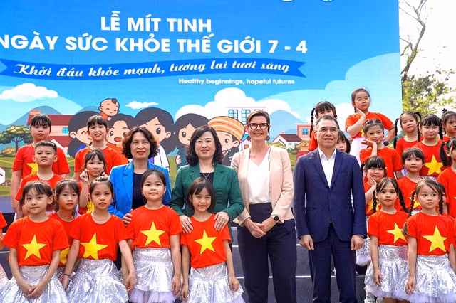 WHO Việt Nam Representative Dr Angela Pratt celebrating at a World Health Day 2025 event in Hà Nội with Minister of Health Đào Hồng Lan, Vice Minister of Health Nguyễn Thị Liên Hương and Director of the Department of Medical Services Administration Dr Hà Anh Đức. Photo credit: WHO Viet Nam