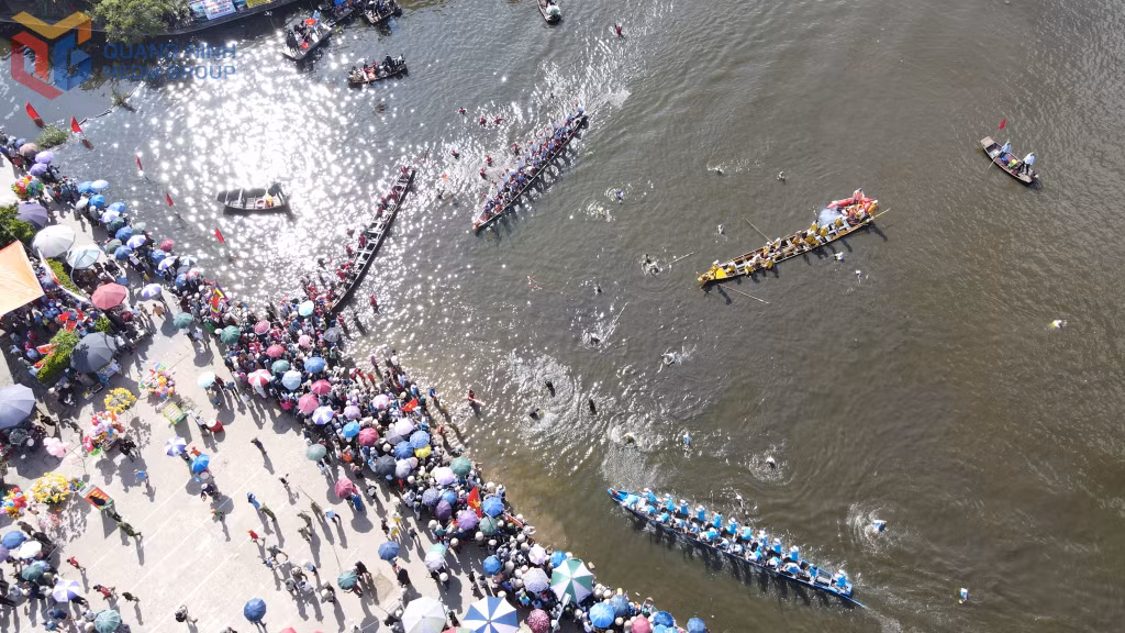 Going down-to-the-Fields Festival (Phong Coc Ward): A lively traditional rowing competition highlights the vitality of local agricultural culture.