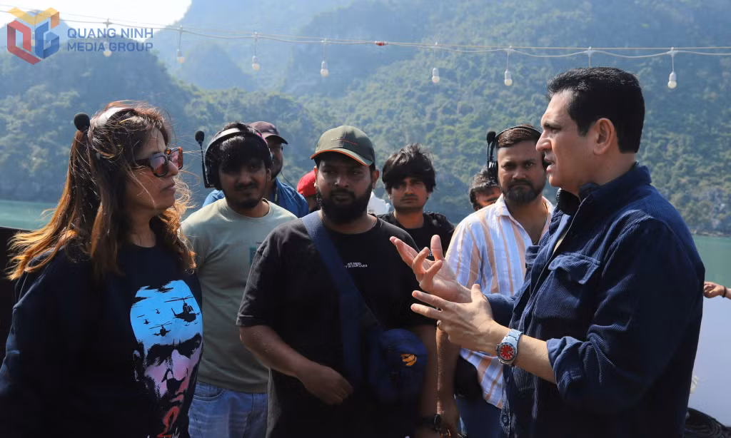 Director Omung Kumar Bhandula shared that he had visited Ha Long three times and on each occasion he has been impressed by its majestic scenery as well as its poetic, tranquil charm.