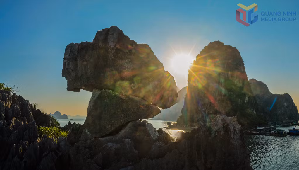 Over time, natural weathering has sculpted thousands of limestone islands into a wide variety of unique shapes, forming the bay’s distinctive beauty.