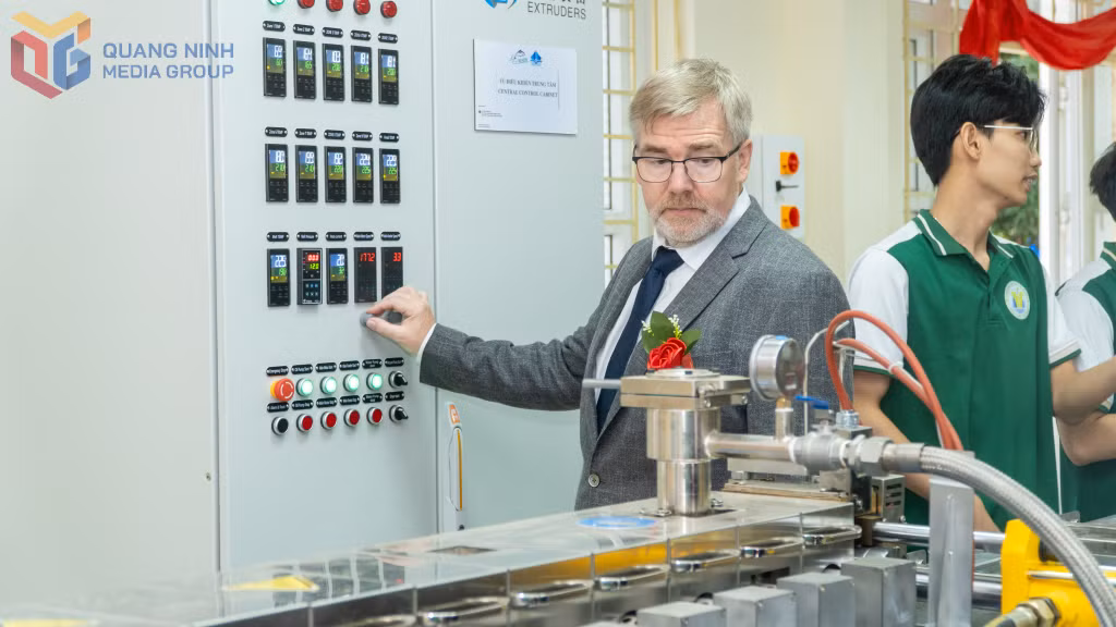 Mr. Graf Von Luxbug – Marten Welf Michael, representative of the REVFIN Project from Ostfalia University of Applied Sciences, demonstrates the process of recycling discarded fishing gear into useful products.