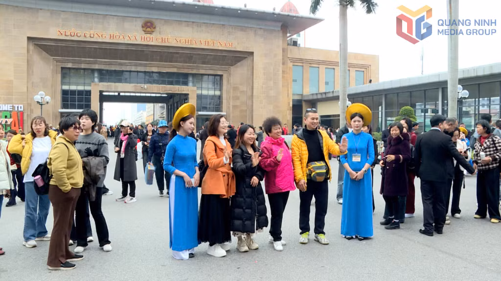 The Mong Cai International Border Gate (Mong Cai ward 1) is bustling with tourists, reflecting the vibrant cross-border travel atmosphere of the region.