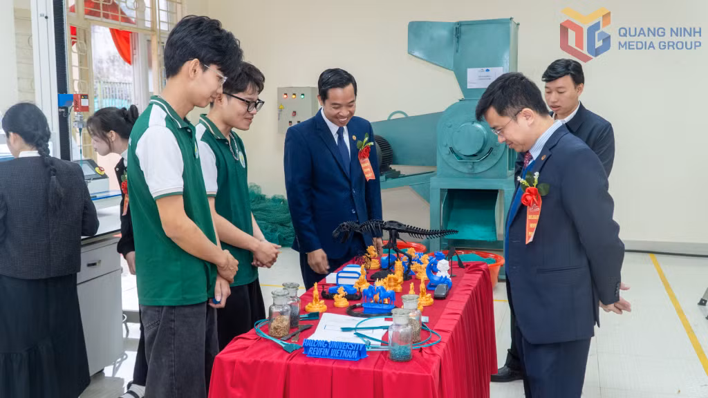Delegates observe products made from recycled fishing gear waste.