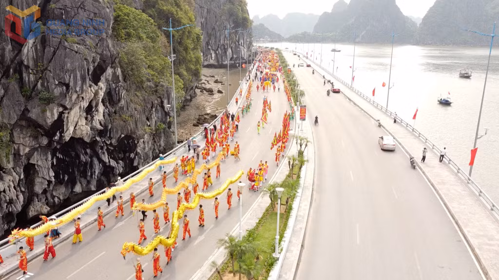 Duc Ong Tran Quoc Nghien Temple Festival (Hong Gai Ward): A ceremonial procession along a scenic coastal road forms a striking cultural highlight of the festival.