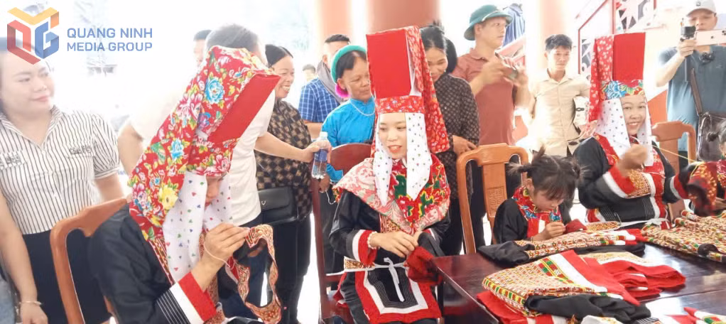 Embroidery competition at the Kieng Gio Festival in Hoanh Mo commune.