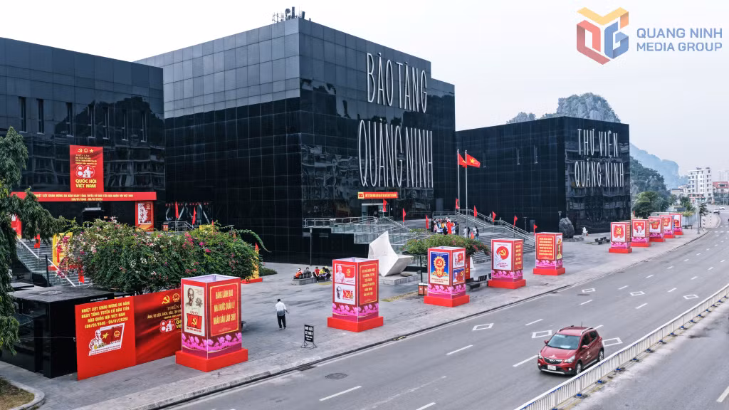 Large-scale pano displays featuring President Ho Chi Minh, the Party flag and slogans have been installed along Tran Quoc Nghien coastal road...