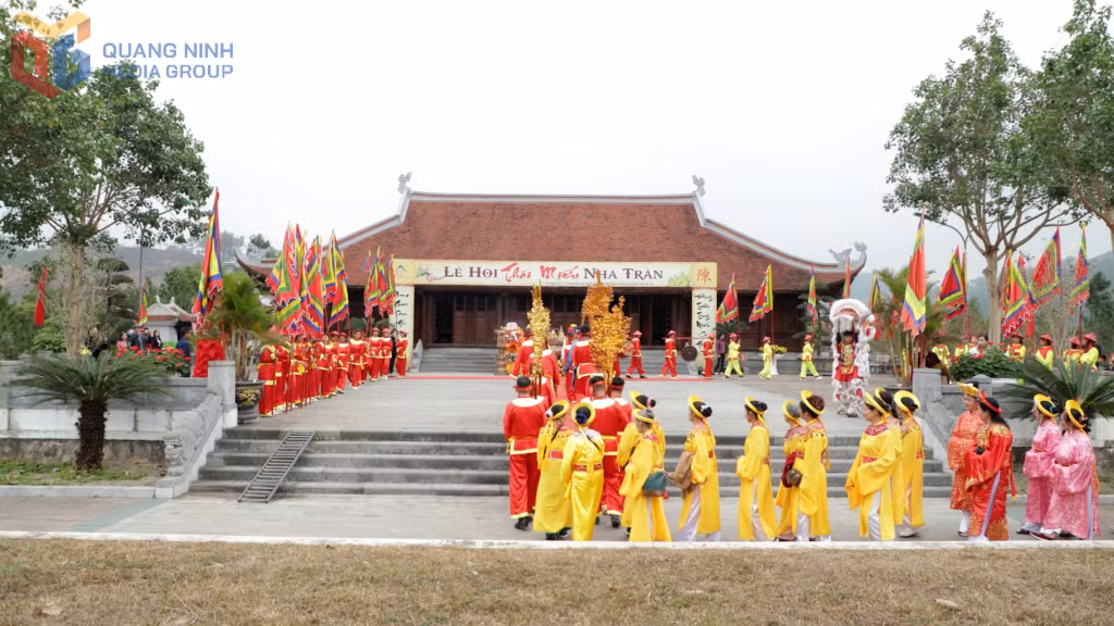 Tran Dynasty Ancestral Temple Festival: The unique water procession honors the Tran ancestors, whose origins are closely tied to fishing and river-based livelihoods.