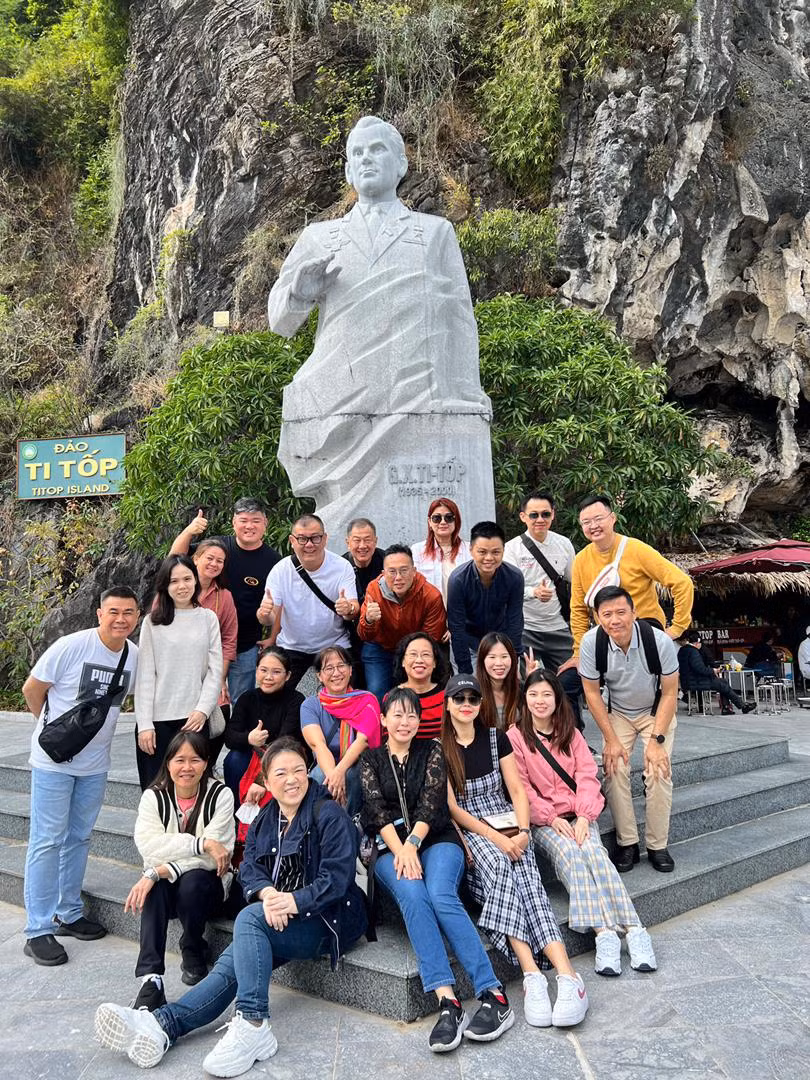 The delegation visited Ha Long Bay's Titov island.