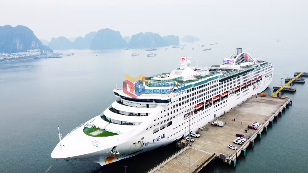 The Dream Cruise ship, belonging to Chengzhen Cruise Firm, carries about 400 tourists to Quang Ninh.